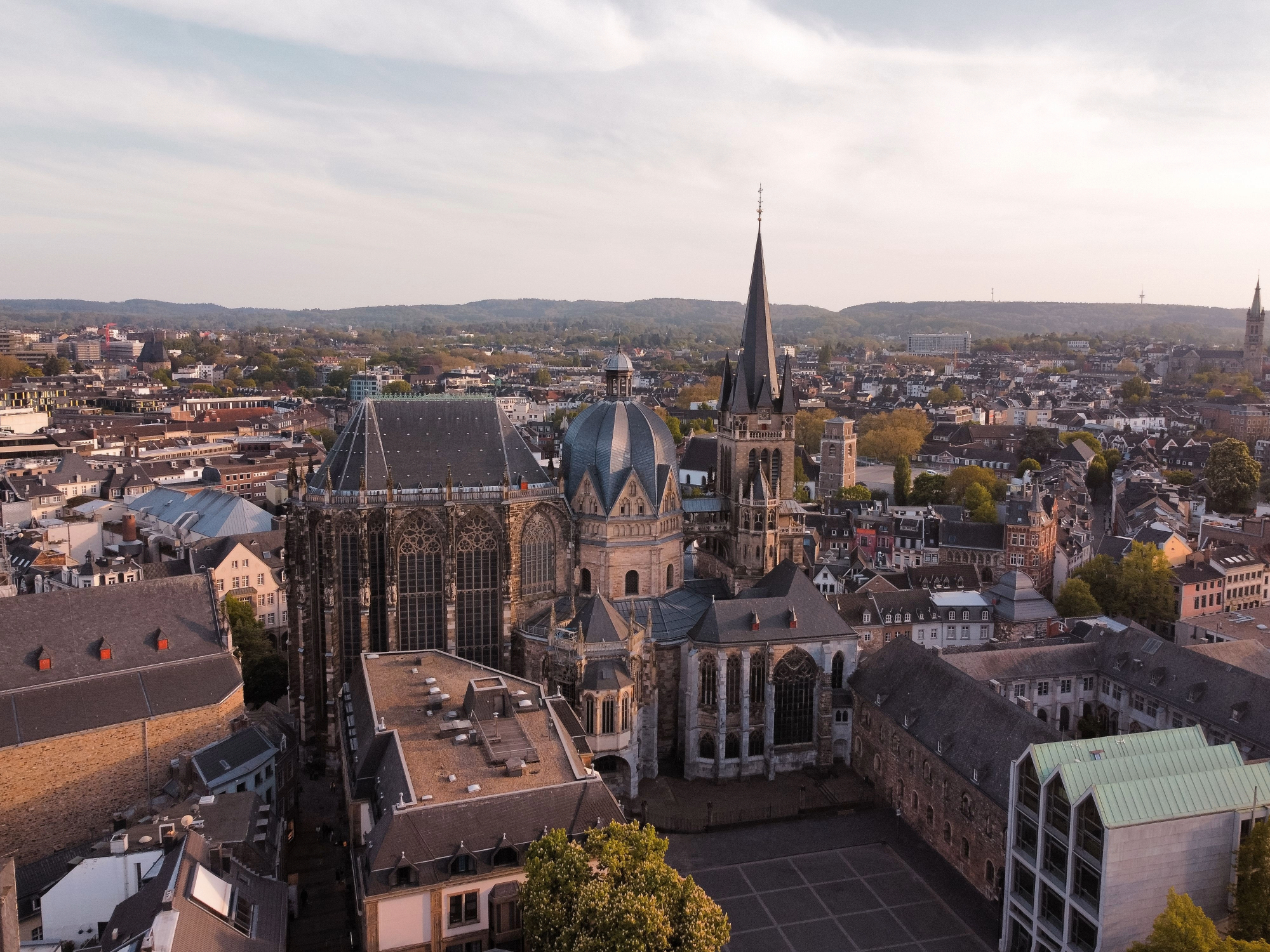 Luftaufnahme von Aachen mit dem Aachener Dom, unser regionaler Standort